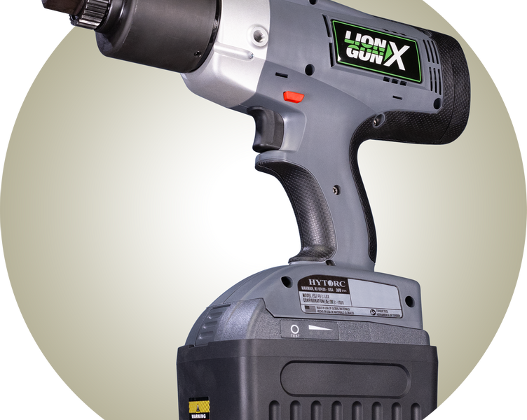 lion_gun_x_square_drive_hero_shot_gradient_circle_2000px